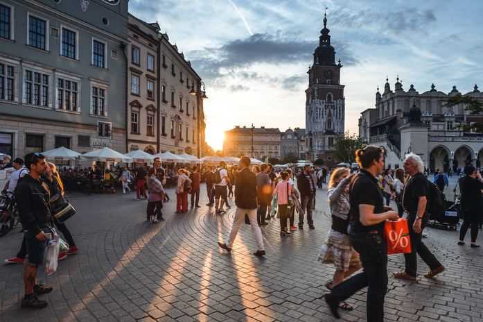 rynek krakowski wypełniony ludźmi