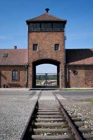 brama wejściowa do obozu zaglady Birkenau